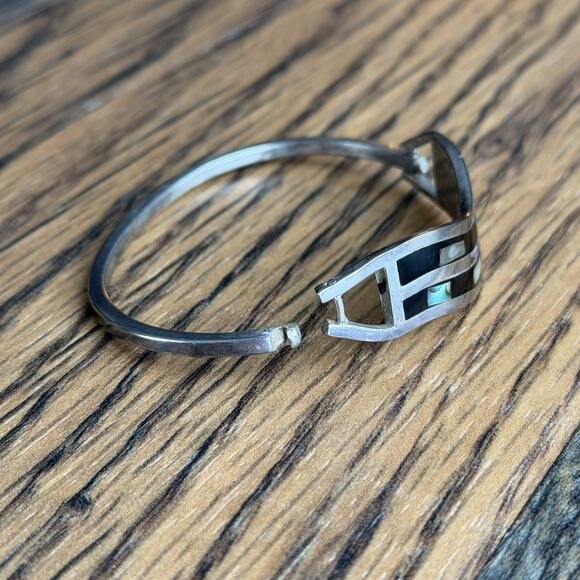 Vintage Mexico Alpaca Black Inlay Abalone Hinged Bangle Bracelet Signed Wavy - Picture 4 of 5